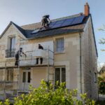Renovation energetique d'une maison en pierre de tuffeau a Tours : isolation thermique exterieure et panneaux solaires.