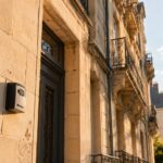 Facade en pierre de tuffeau du Vieux-Tours avec boite a cles pour location saisonniere