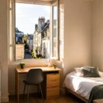 Studio meublé étudiant à Tours avec vue sur une rue tourangelle