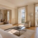 Salon lumineux d'un appartement tourangeau haussmannien vue sur immeubles