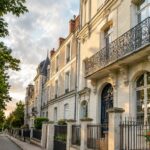 Immeuble ancien en tuffeau blanc du quartier des Prébendes à Tours avec balcon en fer forgé