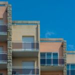 Immeuble d'appartements moderne avec balcons illustrant l'achat immobilier neuf