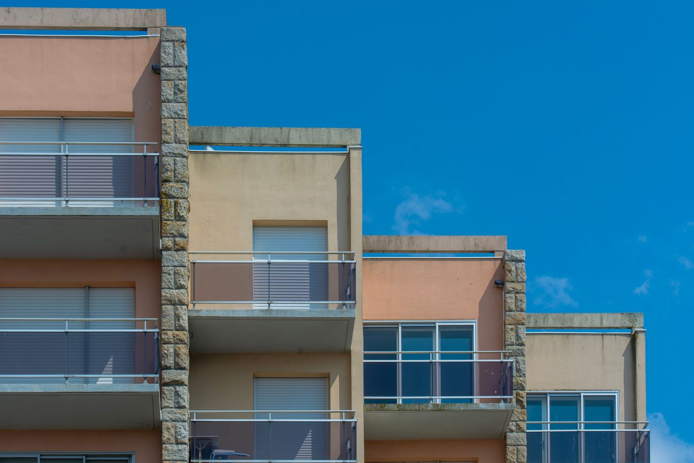 Immeuble d'appartements moderne avec balcons illustrant l'achat immobilier neuf