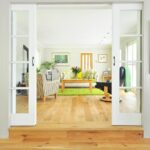 Salon lumineux préparé pour la vente à Tours avec parquet chêne et décoration neutre