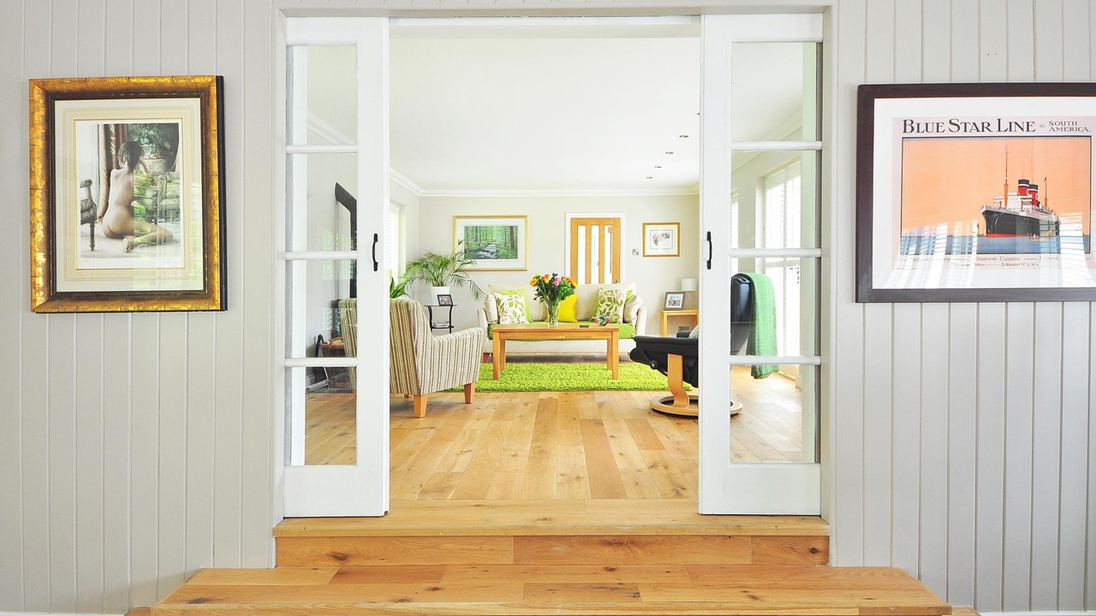 Salon lumineux préparé pour la vente à Tours avec parquet chêne et décoration neutre