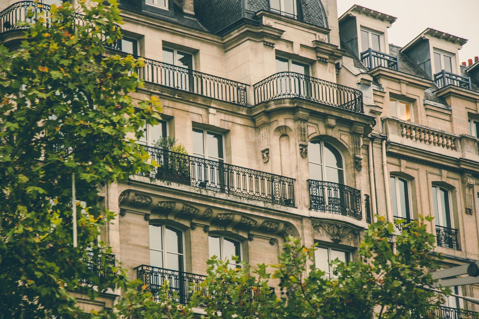 Immeuble bourgeois à façade pierre ancien typique du quartier des Prébendes à Tours